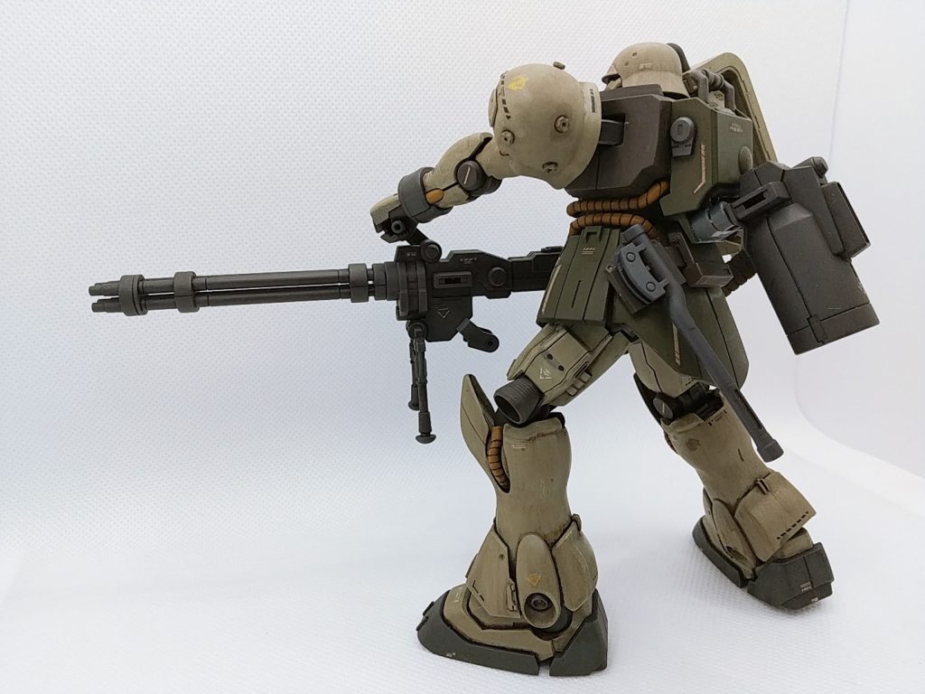 薄いグリーンは灰緑色、濃いグリーンはNATOグリーンの缶スプレーで塗装しました。