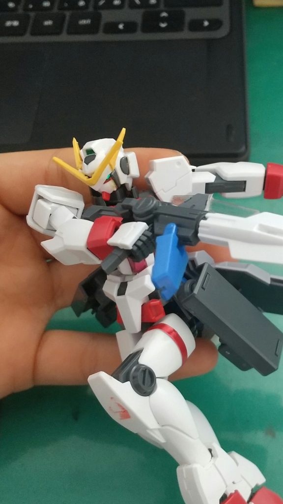 さっき言った通り、装備を切り替えて他のマイスターが運用できるハイブリッド設計。刹那が女々しい機体で切りかかってきたら、グラハムも興奮せざるを得ないでしょう。