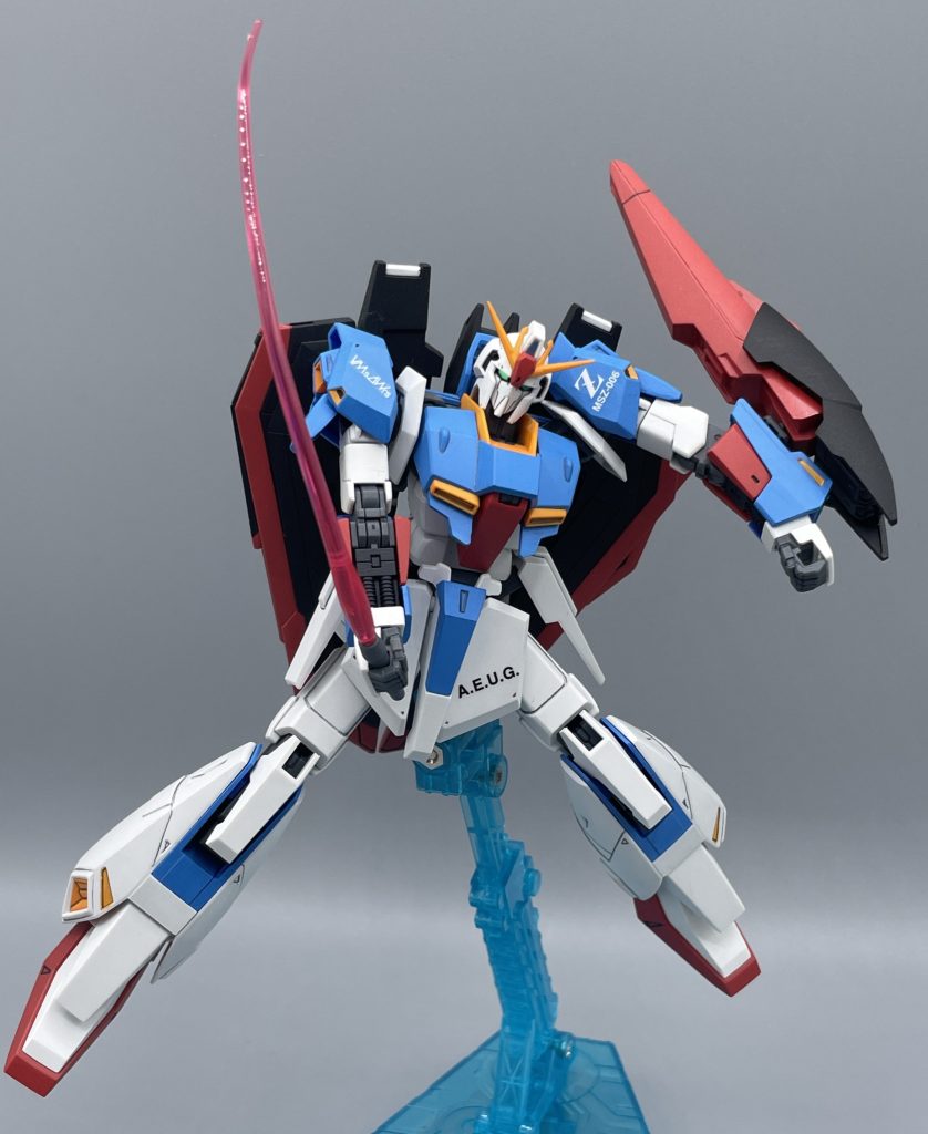 命は…命は力なんだ!! ガンダムと言えばビームサーベルですが、Zのサーベルはモノが違います。よく斬れるのは当然として、WR形態時にはビーム射出口からビームを射出し、ビームガンとして機能します。 それだけではなく・・・ Zガンダムには、操縦補助システムとして「バイオセンサー」が搭載されています。このバイオセンサーとカミーユの高いニュータイプ能力が感応することで、ビーム刃を肥大化させ「巨大ビームサーベル」になります。 このトンデモサーベルによって、オールドタイプ最強の呼び声も高いヤザンの駆るハンブラビを撃退しています。