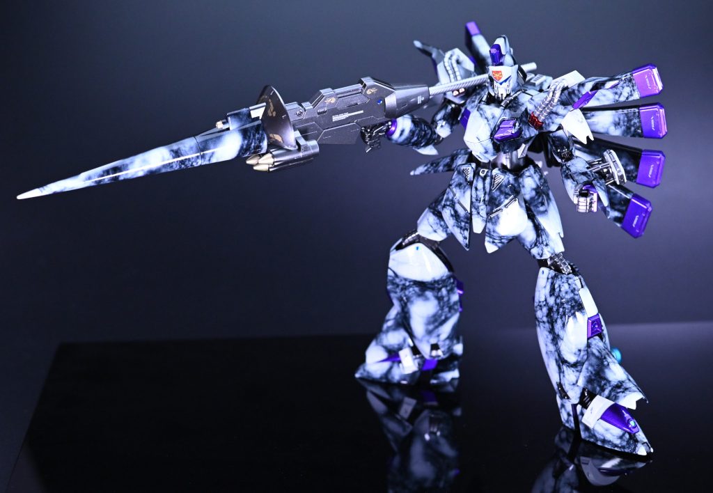 基本カラーは黒の上にウェットティッシュを広げて被せ、その上から白を吹いた大理石塗装になりますそれ以外はフレームメタリック、メタリックレッド、シルバー、メタリックパープルで塗装しています