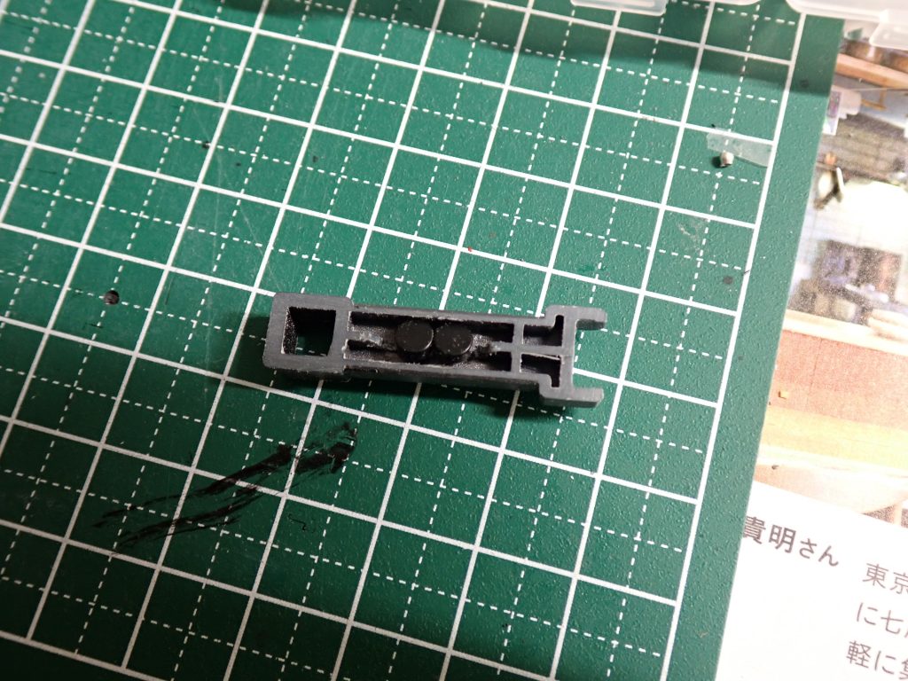 シールドの磁石埋め込み。埋め込む部分も多分ゼータかなにかの余剰パーツだったかな。持ち手部分ぽい感じなので、これを引っ張ってきました