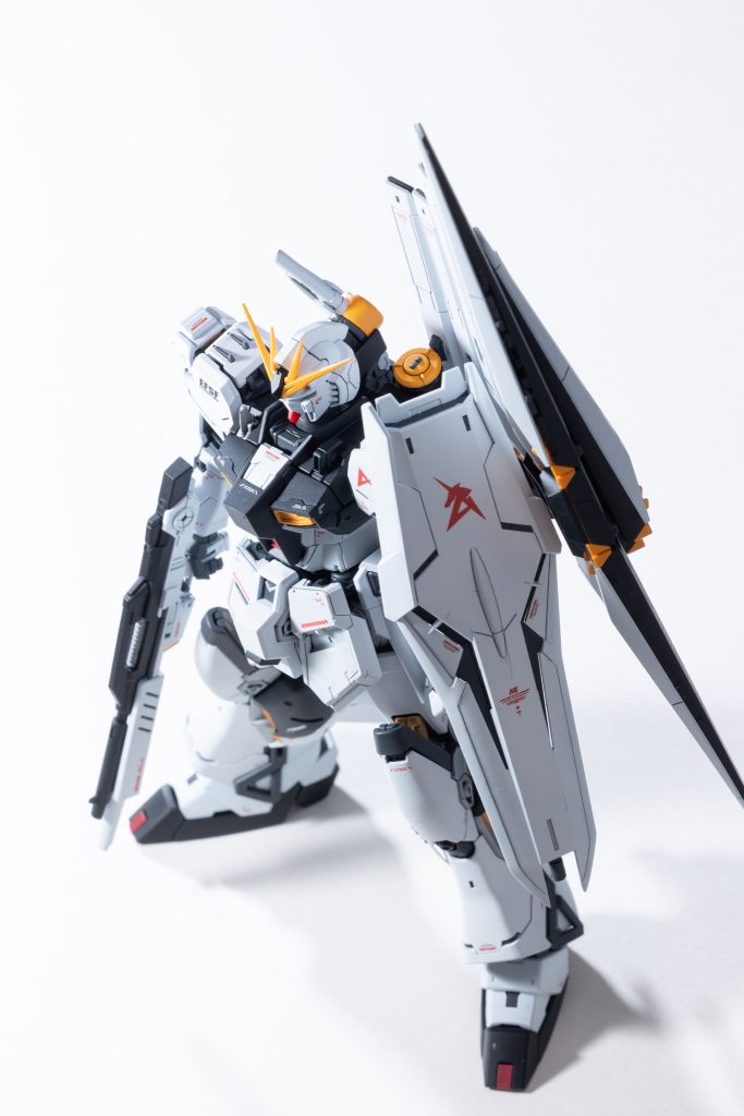 今回は全体のホワイトは一色に統一しました。よりスッキリした印象になったかなと思います。白・・・ガイアEXホワイト95％クレオスジャーマングレー5％黒・・・ガイアEXブラック70％クレオスミッドナイトブルー30％黄・・・ガイアNASKAマンダリンオレンジ関節・・ガイアNASKAメカサフSH金銀・・ガイアSBゴールド・SBシルバートップコート・・・クレオススーパスムースクリア艶消し