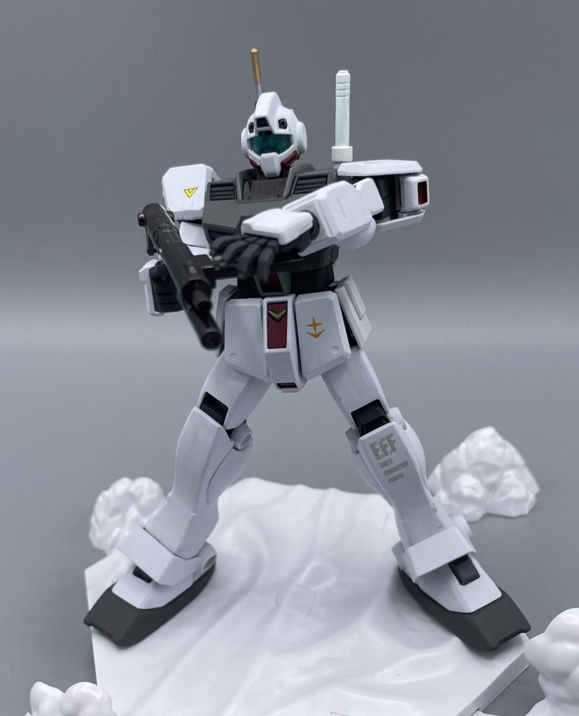 マシンガン　グレネードランチャーの射出も可能です。マガジンはフォアグリップとしての機能も併せ持ち、両手持ちして射撃することも可能です。　個人的にですが、ハイゴッグに腕部を破壊され、自分を滅多撃ちにするシーンの印象が凄いです(´;ω;｀)