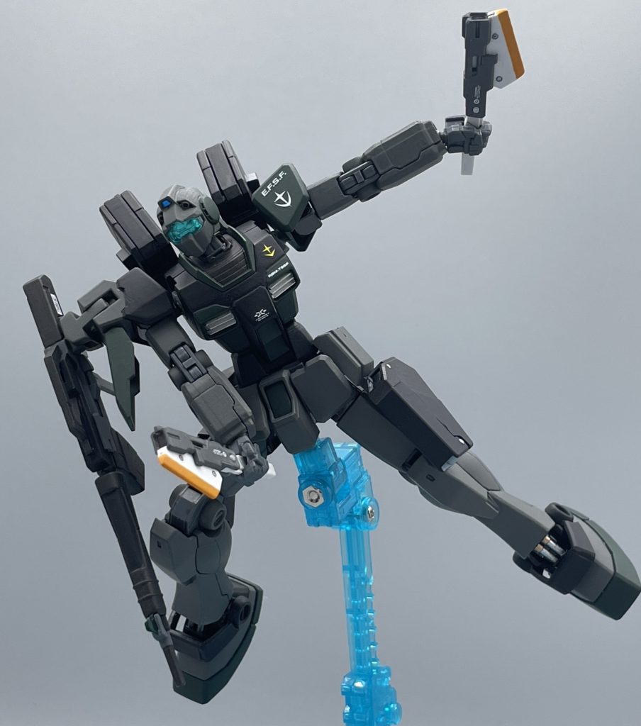 ビームピストルⅡ［ヒートアックス］　ビームピストルⅡを変形させ、アックス型の溶断兵器にしたもの。鹵獲したザクのヒートホークを解析し、技術を抽出することで本武装にフィードバックし実装された。　開発部では「狙撃機にサーベルは要らないな」と近接格闘武器の装備を廃止する予定であったが、本機のパイロットは・・・　「えっ！？ 要る！要るよ！！何言ってんの！？ 敵機に見つかったらどうするんだよ！『スナイパーに剣は不要』って名言があるだって！？ そんなの西暦の人の話でしょ！？ 僕たちＵＣ世代ですよ？そもそも僕にそんな技術はありませんよ。とにかく、サーベルがなくちゃ僕は怖くて戦場なんて出られませんよ！」　と物凄い勢いでまくし立てて、泣き脅しに成功。ビームサーベルを生成するためには、機体からのエネルギー供給を必要とする。狙撃の為に不要なエネルギーカットを実現すべく、実体剣が考案されヒートアックスの実装に落ち着いた。　技術はヒートホークから得たものであるが、戦時中であることからジオン軍が命名したヒートホークではなく、ヒートアックスとして名称が統一されることとなった。