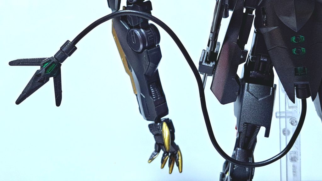 テイルブレードバルバトスルプスレクスの同名武器をモチーフとした刺突装備。ハシュマルから転用した物を背中に装備しているルプスレクスとは異なり、本機は尻尾状の武器をリアアーマーに装備している。ファイターの感覚通りに伸び、一瞬で相手を貫く。