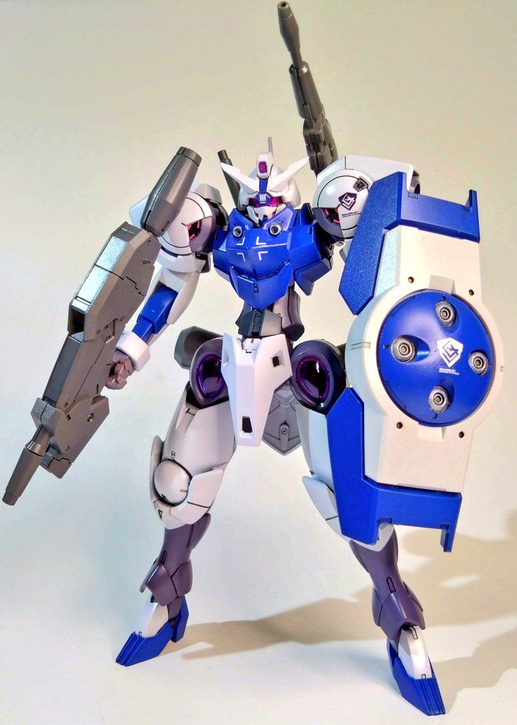 武装はビームライフル、ビームサーベル、ハイングラでの標準型シールドとシンプルな装備から、ベギル・ペンデで有用性が認められたノンキネティックシールド、ハインドリー・シュトルムのバックパックなどにも換装出来るなど、汎用性に富んでいる。主に、ハインガンと随伴機のハインガン・シュトルムの同時運用でノンキネティック兵装の広域展開による面制圧を基本戦術とする。これは、アスティカシア高等専門学園内で行われたシャディク・ゼネリらの集団戦術がGUND-ARMに有効だったことがフィールドバックされている。ハインシリーズの製造ラインを流用できる為、改修型頭部ユニットを除きその他のパーツはハインシリーズの流用出来る為、生産性も高い。以上