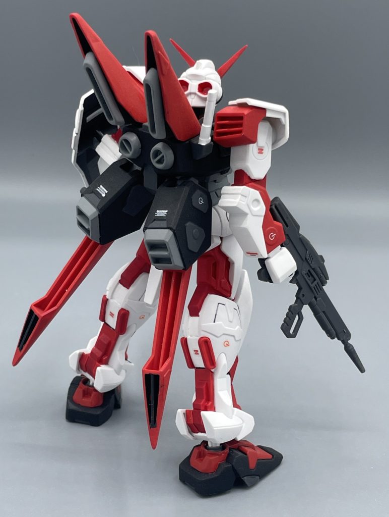 フライトユニット しかし、突如オーブ上空に天使の名を冠する戦艦が降ってきて、キラ様という白馬の王子様が降臨☆ スーパーコーディネーターのOS開発能力を発揮し、ちょっとPCでカタカタカタカタっとM1・ナチュラル用OSを完成させます。その裏で両親に会うだの同情するなだのとひと悶着ありました・・・。 暗転するキラ君のメンタルに相反し、M1アストレイは見違えるほどバッキバキに動くようになります。性能としては、ジンやストライクダガーと同等の性能を誇ります。