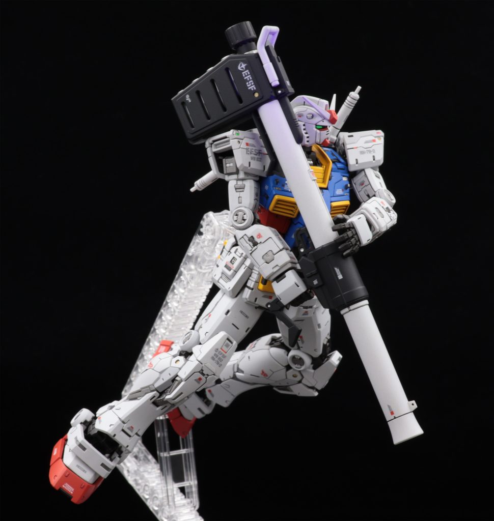 ハイパーバズーカは先端に突起を追加。後方のフック掛け(？)は白に変更してます。弾は後方にパーツを追加して噴射口をリアルにしてます。