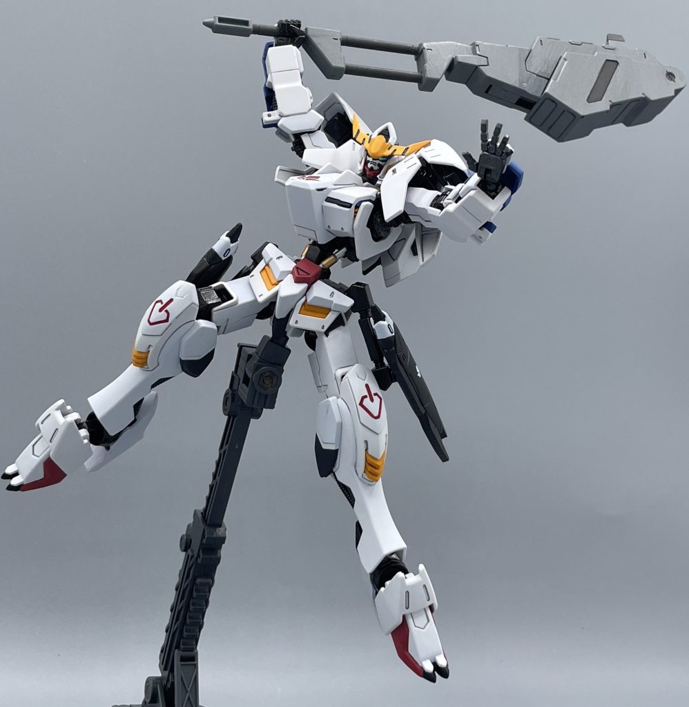 逃がすわけないだろ…？　三日月は度々用意されていた太刀をあまり気に入っておらず、苦手意識を持っていました。武装選択の際、「いいのあるじゃん」と新作のお菓子でも買うような軽～い感じで、この物騒な得物を手に取りました。