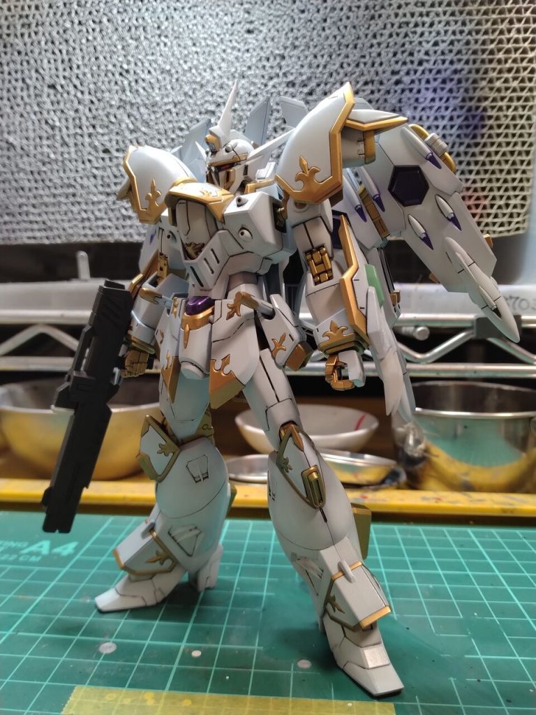 ドラグーンが・・・少しだけ大変でした(^-^;箱開けた時シール少なくて♪ラッキーと思ったけどｗいざ塗ろうと思ったら・・・ここ端折ってるんだぁ～と、少し落胆ｗそれ以外は胸の武器のフタが、カサカサの指だと閉められなかったので（爆）スジ彫りして取っ掛かりを追加しました♪