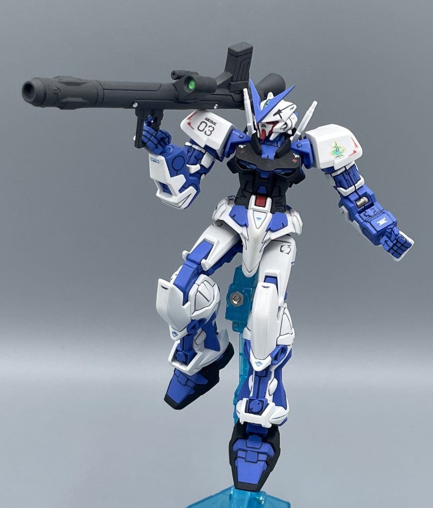 Ｍ６８キャットゥス500㎜無反動砲　ブルーフレームの代名詞的な武装。劾は傭兵という立場から、ミッションに応じてウェポン選択をするという超カッコいい戦い方をします。　この超カッコいいバズーカも、”とあるモビル・ジン”との戦闘の末に拾ったものであり、劾は砲身に独自の改良を施して使用し続けました。