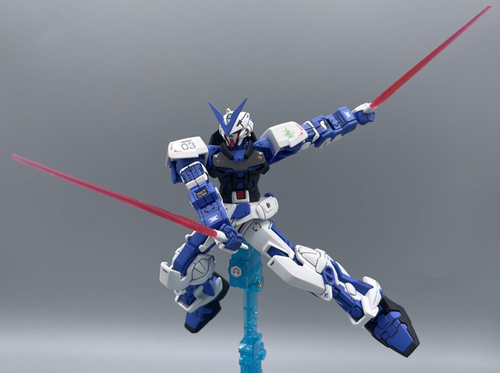 二刀流・双龍閃！！　ブルーフレームのパイロットは、ツヨツヨ傭兵部隊「サーペントテイル」のリーダーである叢雲劾（ムラクモ・ガイ）です。