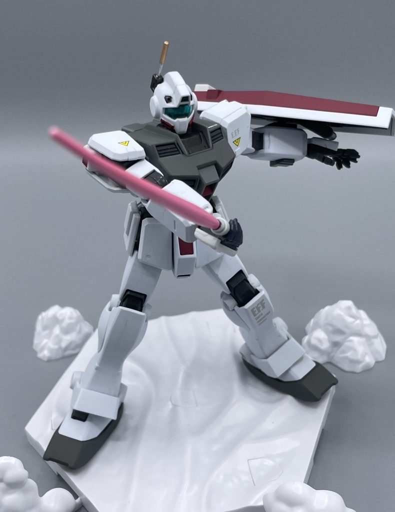 斬ッ！！　余談ですが、この土台はカスタマイズシーンベース（雪原ver.）です。　近くの玩具屋さんにずーっと売れ残っていて、（これどうするんだろう…）なんて勝手に心配していたのですが、この寒ジムの撮影を考えた時にピン！ときて買いに走りました(笑)　この寒ジム以降、登場の機会はあるのでしょうか(;^ω^)