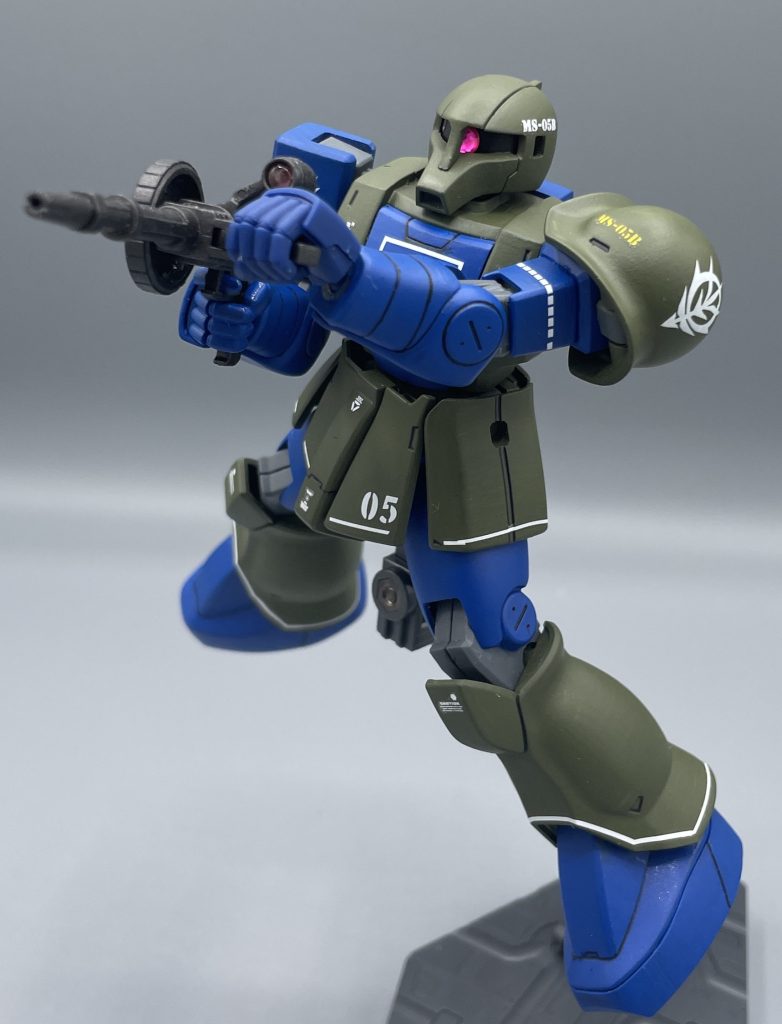 ザク・マシンガン 一年戦争の初期に開発された武装でザクⅠ・ザクⅡの最も標準的な武装として用いられた武装です。初期に開発されたマシンガンは、ドラムマガジンを横向きにセットする仕様になっています。