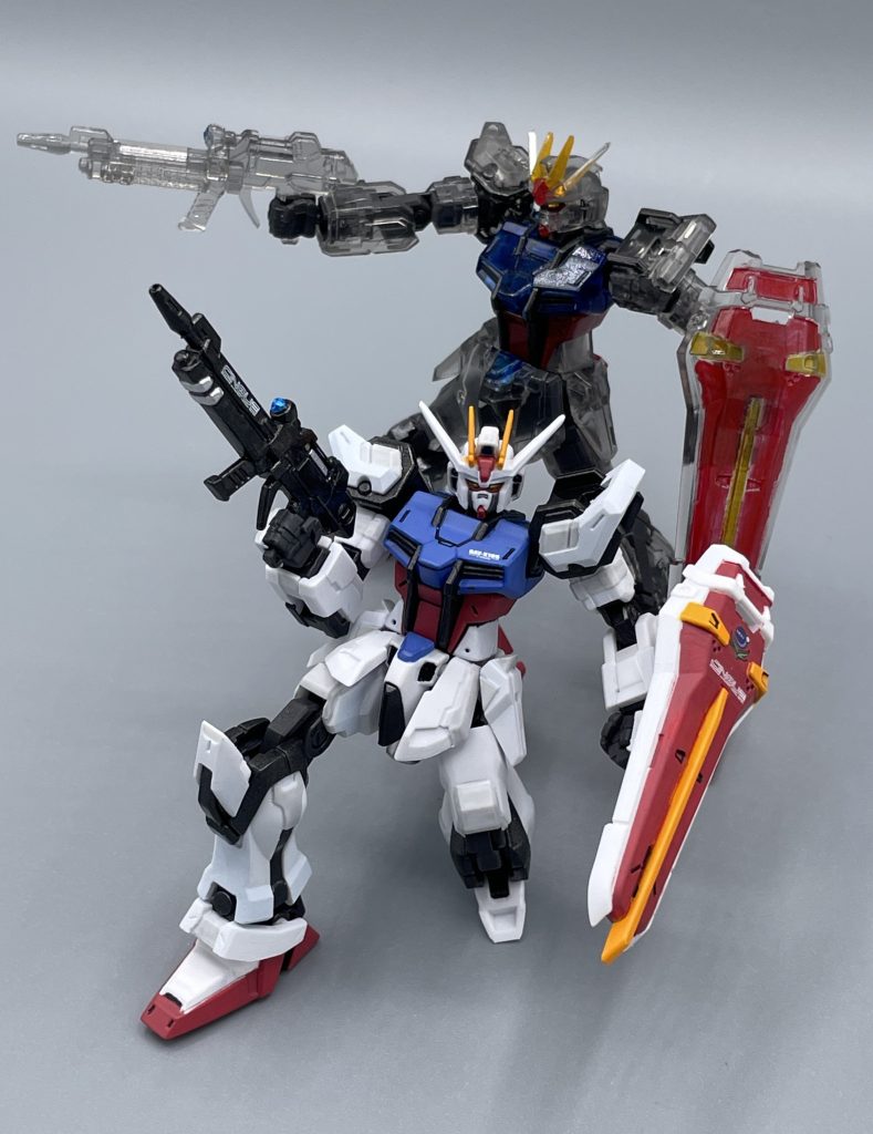 膝立ちも出来て、ガシャポンとは思えないほど可動範囲は良好です。まぁ１回1,500円の高額ガシャポンですけどね・・・　私のような酔狂なストライクマニアの方じゃなければ、普通にEGやHGCEのストライクの方が出来やコスパが良いと思います。ガチャは運要素も含まれますからね。500円玉を３枚投入してガチャガチャするときは、ガチで手が震えました^^; (笑)