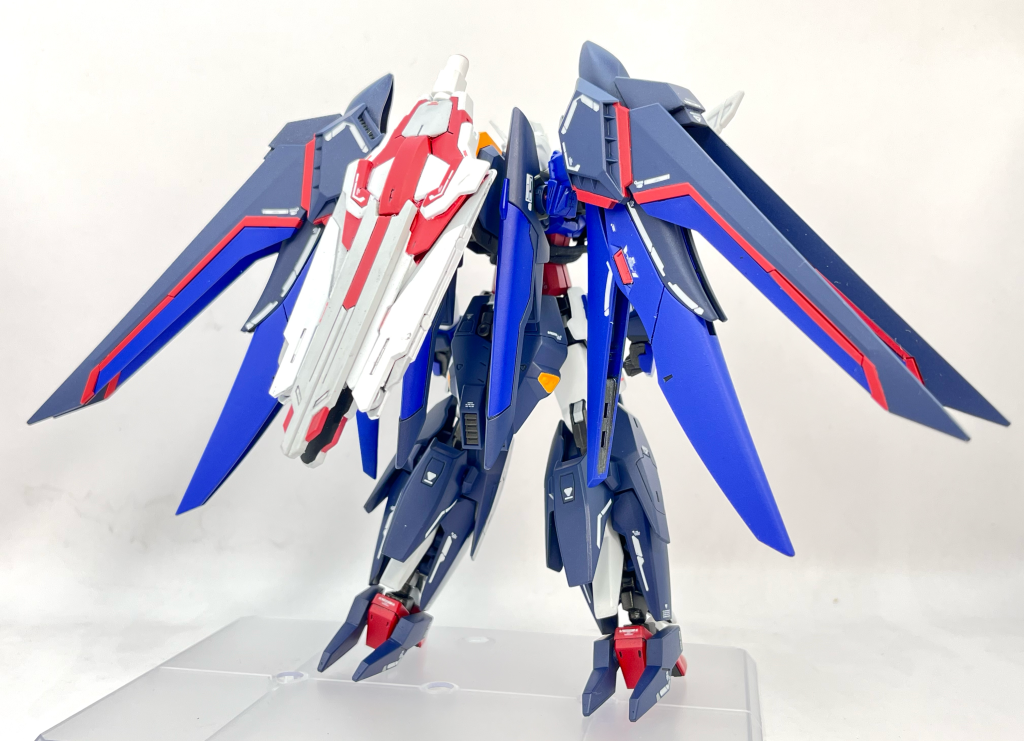 ちなみにダブルオースカイの大剣のギミックはそのまま残してあるので折りたたんで納刀出来ます。柄の部分も差し替えで短くできます。納刀時はそのまま背負うような感じで(*´ω`*)