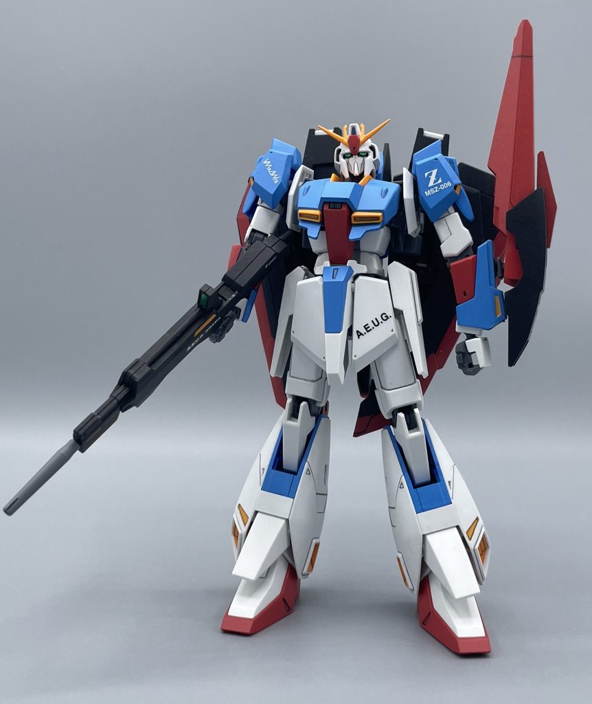 MSZ-006 ZETA GUNDAM 「機動戦士Zガンダム」にて、エゥーゴの戦闘に参加している少年、カミーユ・ビダンによって設計されたMSです。 カミーユはPC?の前で黙々と作業を進め、リック・ディアスとガンダムMk-Ⅱをフュージョンして、Zガンダムを設計しました。これは、当時のエゥーゴにはなかった技術・Mk-Ⅱのムーバブルフレームが手に入ったからこそ出来た設計です。本当に、各陣営の技術の粋を集めて作り上げられたのがZガンダムなのです。それをサラッとやっちゃうカミーユって・・・。 富野監督は、「あくまでもアニメ」という皮肉を込めてこのシナリオを描いたそうですけど、良いんですよ。カッコいいんだから。僕たちはZガンダムが大好きなんだから(笑)