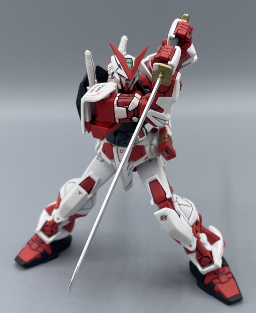 牙突！！　このムッキムキな二の腕がカッコいいんですよねー！！二の腕のパーツは全て赤色で成形されているので、複雑な白の部分は塗装が必須になります。　今は塗料が進化してホワイトの塗料の隠ぺい力が向上していますが、2003年当時に赤の上に白を乗せるのは至難の業でした。何とか白を乗せたものの、下地の赤がうっすら透けているあたりに、当時の私の限界値がよく分かります。