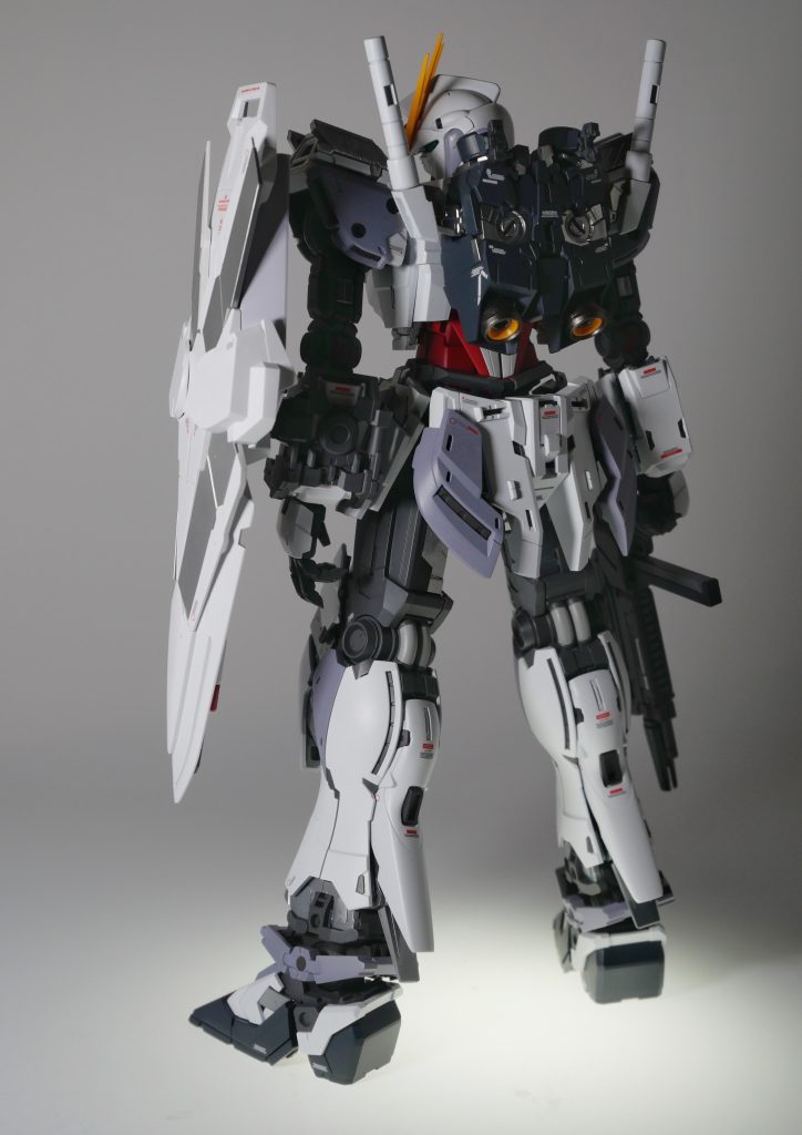 赤部分にガイアのヘキサレッド、肩や足首パーツはNAZCAジョイントグレー本体の白はガイアEXホワイトにニュートラルグレーを少量加えたもの。νガンダムとの機体系統の繋がりを意識して、ほぼ同じ色を使った記憶