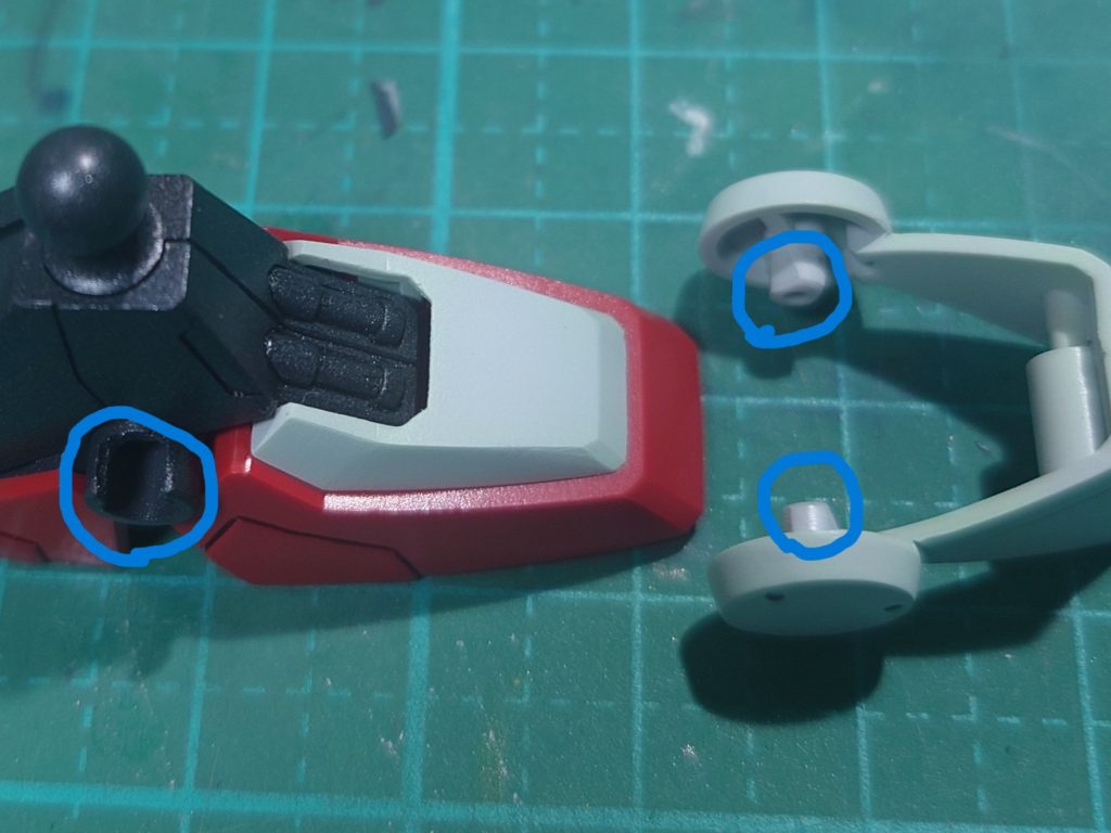 アンクルガードの分割部分も瞬着で合せ目消しを行い、それを後ハメ加工するために青丸部分を少し削ったり切り落としてます