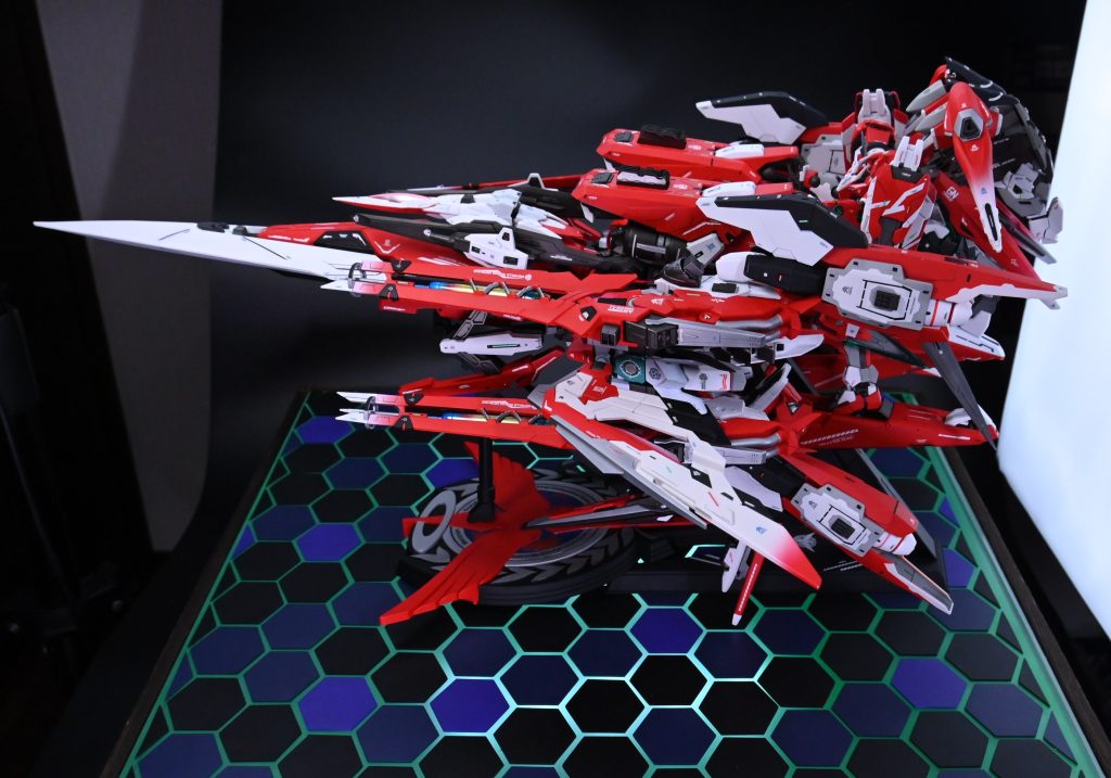 台座はアクリルケースの側面に木の板を、天井には6角形にカットし塗装したプラ板を多数貼り付けていますまた内部にLEDライトテープを仕込み、リモコン操作で色々な光り方を選択できるようにしています