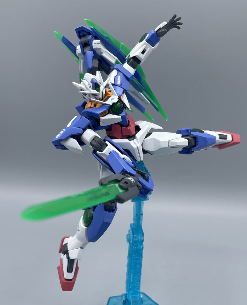 GNソードＶ［ソードモード］　刹那の機体と言えばGNソードですが、クアンタが装備するのはGNソードV（ファイブ）です。GNソードもファイブまで来たのか・・・　しみじみするも「んっ！？GNソード４なくね？？」となったのを覚えています。だって２期ラストでⅢが出てきて大興奮してたら、続編の劇場版では１コ飛ばしてⅤなんですもの(笑) 　その答えは、「ダブルオークアンタ フルセイバー」という幻の機体が握っていました。クアンタフルセイバーは、クアンタのツインドライブシステムが安定稼働しなかった場合に備えたプランB的な存在です。GNソードⅣは複合ユニット式の大剣で、これがオーライザーの役割を果たす予定だったようです。　ただ、刹那がクアンタに搭乗するとケロッとツインドライブが安定して稼働したため、お蔵入りとなった模様です。せっちゃんｗ