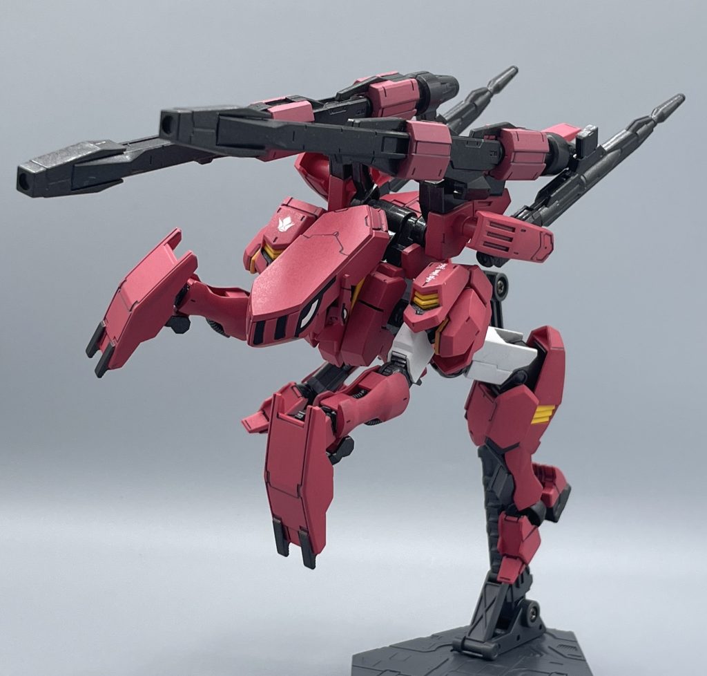 モード反転。裏コード…。The Beast!!! これが…バルバトスやグシオンにはない変形機構…!!!ということで、フラウロスにはトランスフォーム機構が備わっています。流星号ならではのノーズアートが最高に映えますよね!!(>_<)  アニメでは変形プロセスから弾頭・レールガンの接続ギミックまで丁寧に描写されており、非常に見応えのある変形シーンに仕上がっていました。