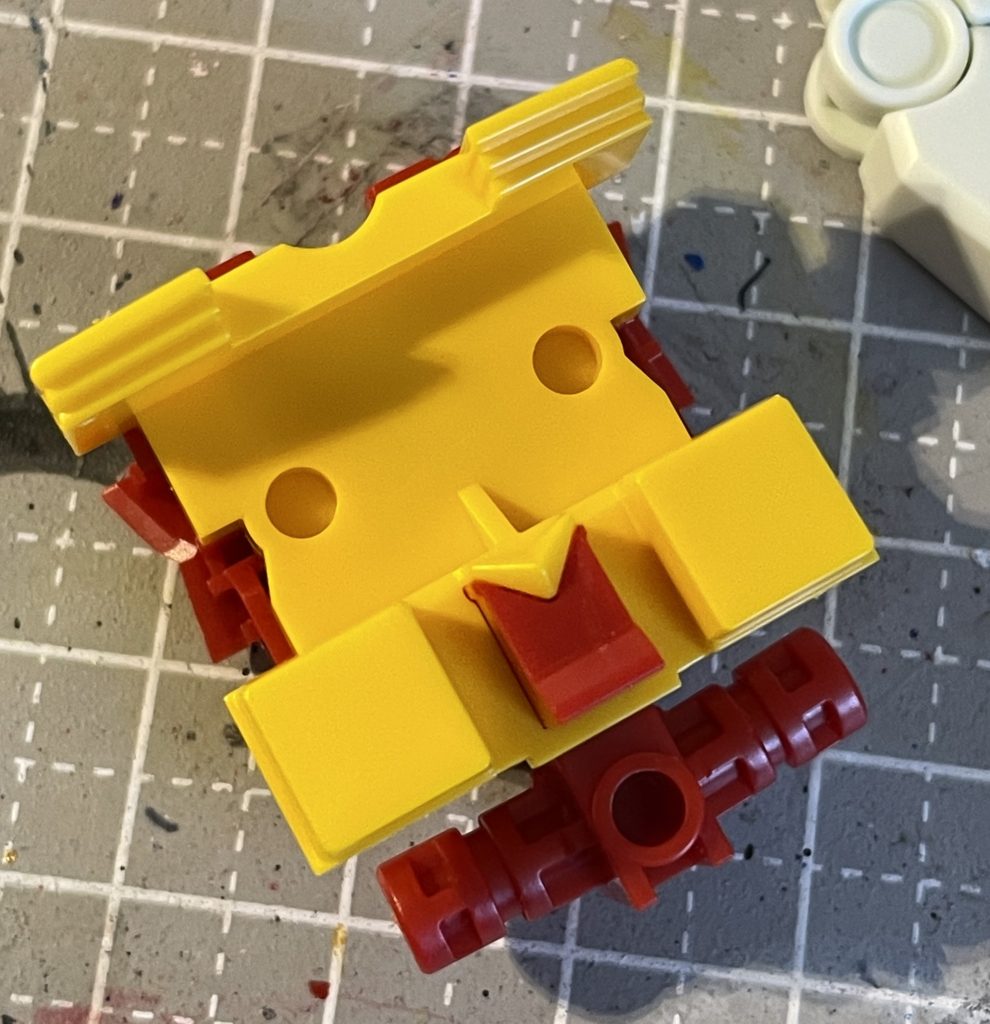 凄いなぁ・・・② これもたった2パーツ。まさかガンダムのV字マークが色分けされるとは。RGじゃねんだぞ、これ。最高にどうかしてるよバンダイさん(嬉泣) しかも、分割方法はエントリーグレードとも異なるアプロ―チです。まだまだ進化するつもりなのかバンダイ・・・(歓喜) パーツ数もめっちゃ少なくて、サクサク組めてしまうのに、一つパーツを組むたびに、(なるほどなぁ)と唸らされます。本当に、無駄を一切削ぎ落とされた工業製品のような美しささえ感じます。これからも、たくさんたくさん再販されますように!!(*^▽^*)バンダイさん、ザク・ジムも待ってます!!♪♪