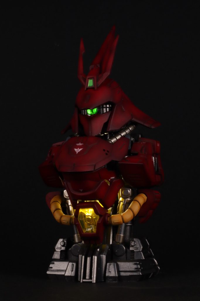 光らせてみましたが胴体の方は色んな所から光が漏れてますね。