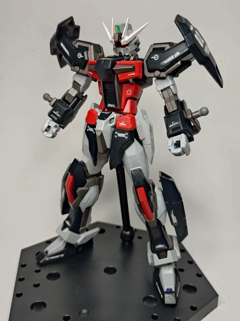 正面(シルエットなし)肩部のクリアパーツは例によって付けていません。また肩部シールドに干渉しないよう、シールド取付部の位置を変更して貼り付けてます。