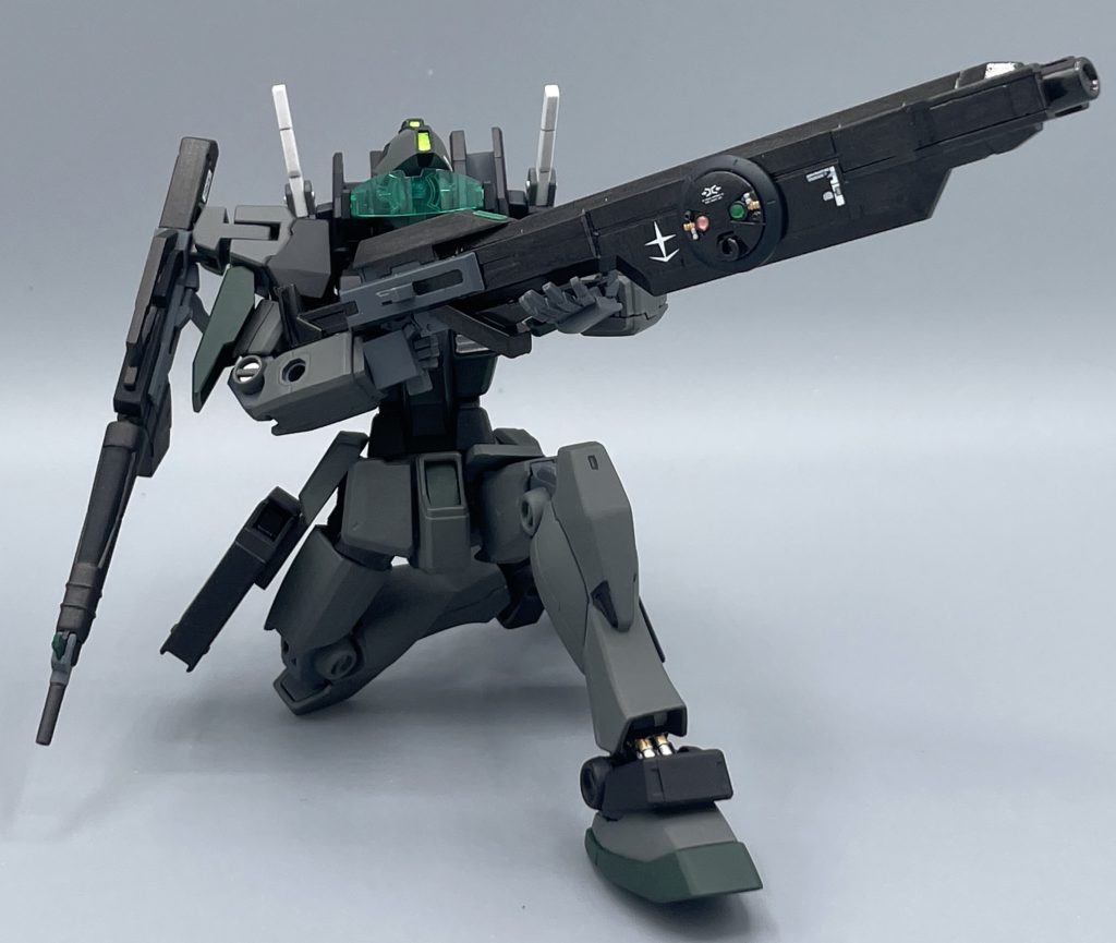 ビームライフル［ロングバレル］　本機体の最大出力兵器。ショートバレルと砲身を取り換えて装備することが出来る。ロングバレル内部にも大型ジェネレーターを装備しているため、ビームの射出によって機体が動作しなくなることは無いが、多くのエネルギーを消費する。そのため連射は出来ず「一撃で敵部隊を殲滅」させる、いわゆる”マップ兵器”のような運用が主であった。　なお、精密射撃モードとしてバックパックが前面に可動し、フォロスクリーンを展開する。このスクリーンには命中精度を高める情報が映し出され、パイロットへとフィードバックされる。一撃必殺の攻撃の為、正確に敵部隊の情報を得られるよう、砲身には小型のレドームも装備されている。　本機の武装は、正式に実践投入される前の試作段階のものがメインである。パイロットは「どうせ僕はモルモットだよ…」と嘆くことも多かった。地球連邦軍に正式に採用された武装はなかったものの、本機で得られた技術情報は、ハイパー・メガ・ランチャーといった次世代の兵器開発に大きく貢献することとなった。