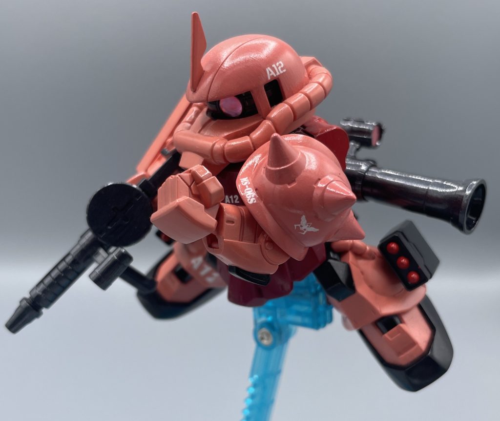 ショルダータックル モノアイが大きく可動するので、こうしたケレン味の効いたポージングが映えますね。キットのモノアイレンズもとっても大きくて、見栄を張ることに効果抜群です。