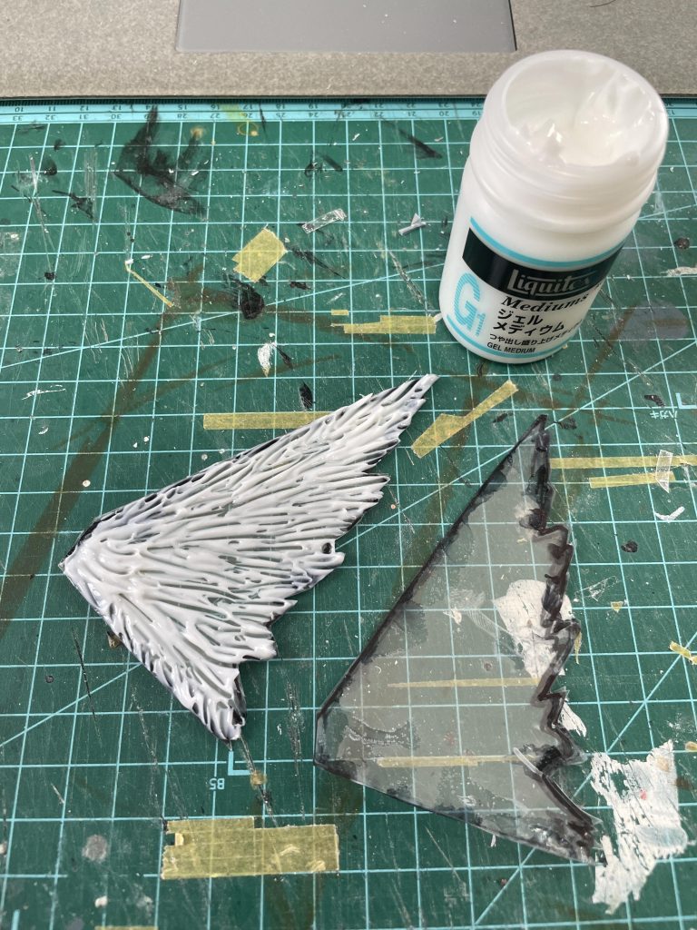光の翼は透明プラバンにジェルメディウムを塗り制作し、蛍光ピンクで塗装しました。