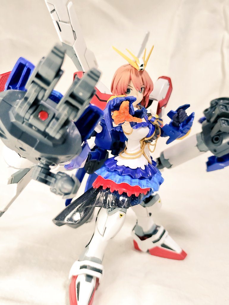 「ホムラ本人がゴッドフィンガーを放つのに合わせて、背面クローも殴ったりビーム出したり」の図。 手のひらには埋めてない3mm穴が残してありますが、ビームソードなどを持たせるときに使用しています。(30MS附属のジョイントなどを使うと、ビームソード基部などを持たせることができるわけです)