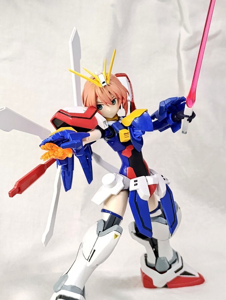 髪型をどうするか決めかねたままスタートしたので、背中側・肩回りは余裕を持たせて作っています。でないとかなり干渉してしまう…MS少女を仕上げるにあたって髪との干渉はついて回る問題です。