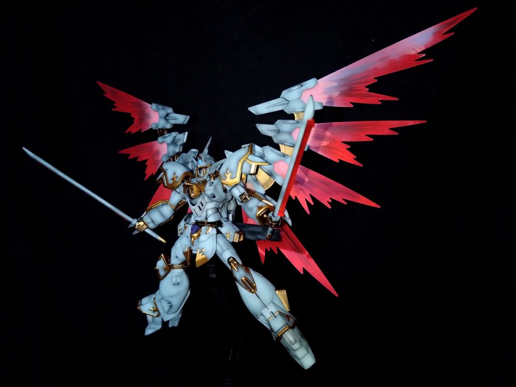 胸の開閉式ビーム砲は本来は砲身が白色だったみたいなのですが、どうせなら内部フレームと同じゴールドにしようと変更しました