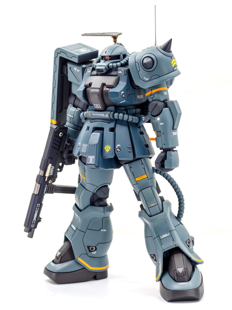 武器は邪魔にならない何か手軽なものをということでMMP80。一応塗り分け細かくして今回はガンブルーとガンメタルで。オレンジのラインはよさそげなラインデカールなかったので今回は全て塗りでやってます。あとはいつものテキトーなスジボリとよくわからないディテール。全体的に見た目に華は無いですが個人的に気に入っています。今回も楽しく製作できました。