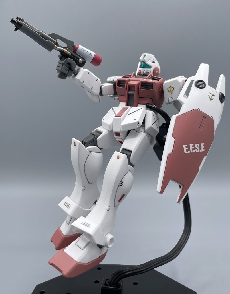 宇宙仕様らしくプカプカ浮かんで・・・ ジムコマンドのパイロットを言えば、ユーグ・クーロが有名ですよね。リック・ドムをライフルで撃墜、エネルギー切れを起こせば即座にライフルを放棄。迫りくるゲルググキャノンを蹴りとサーベルで抹殺。 果てはアムロを失神まで追い込んだビグロさえ撃破する始末。エースパイロットと呼ぶに相応しい大戦果を挙げています。