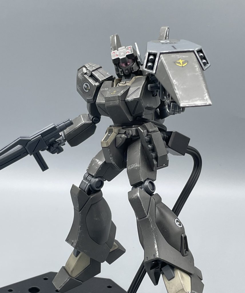 シールド&ハンドグレネード シールドには2連装ミサイルランチャーを装備しています。また、左腰部には、ハンド・グレネードが3基収納されています。なお、右腰にはビームサーベルが装備されています。