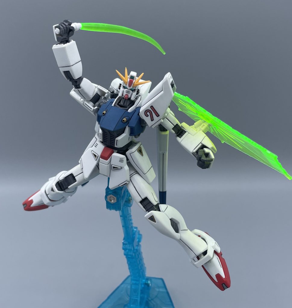 ビーム・シールド サーベルとシールドのビーム素材は同一のものであるので、シールドで敵機を切ることも出来ます。ビーム・実体弾の双方を防ぐことが出来る為、実体シールドを持つ必要がなく機体の軽量化に貢献しています。ビーム兵器の為、当然「エネルギー切れ」を起こすというデメリットも抱えているため、腰部に予備マガジンを装備しています。 とはいえ劇中では、戦艦の主砲やヴェスバー等はビームシールドを貫通してしまっているので、危なっかしいシールドという印象はありますね・・・^^;