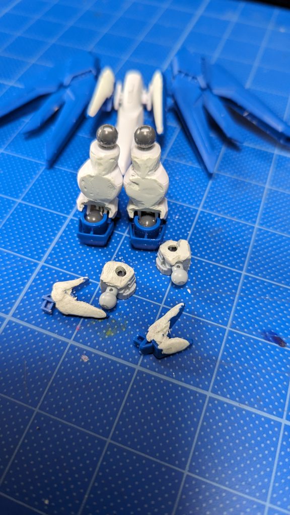 パーツの段階で修正が必要なものがいっぱい。まずは荒く埋めてから加工していく。