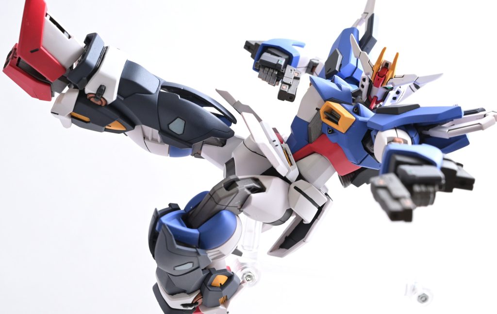 ■ポージング_2丁拳銃2丁拳銃はリアスカート裏に磁石でマウント、ケルディムサーガの2丁拳銃をリアスカートに合うように形状変更しています。SEED関節のおかげもあってポージングが決まりますね。