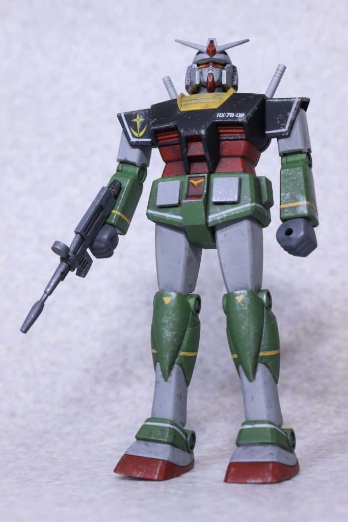 しかし面白いですね、旧キットガンダムが完全に色分けされた状態で組み上がるっていうのが不思議な感覚です。それでいて可動範囲なんかは当時のまま…  小学生の頃何故か旧キットにハマって色々作ってました。1/144ガンダムを買って筆でしっかり塗ったけど1/100ドムは大きくて塗る面積が広くて大変、などいろんな思い出があります。あと旧キットガンダムのアンテナのフラグっていつからあるんでしょう?自分が作った時はまだ無かったので若干違和感はありました。色分けされた旧キットモデルっていうこのコンセプトはめちゃくちゃ面白いのでザクやジムなんかも見てみたいですし、今後に期待しちゃいますね。