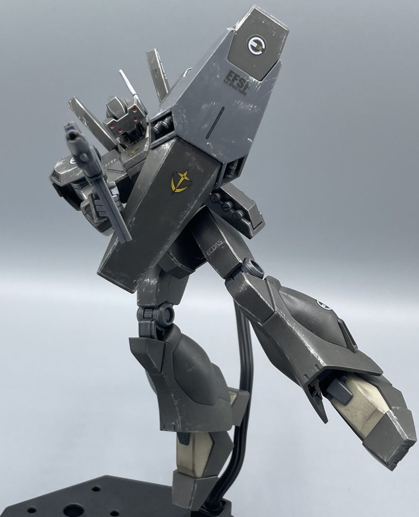 ビームライフル 初期型ジェガンからずっと使われ続けたライフルです。エコーズジェガンはバイザーユニットとの連動によって広範囲の射程距離を獲得しているようです。 ちなみに、頭部のバイザーユニットは非可動で、バイザーごと交換して切り替えます。