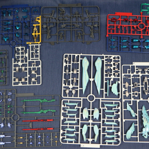 RG 17番のWING GUNDAM ZERO EWRG 20番のWING GUNDAM EWを作り始めました。[RG 20番のWING GUNDAM EW]SEED同様に小さい！ってのが素の感想GUNSTAの皆さんのアドバイス「腕が千切れる」を気を付けながら作りましたが、、さすがのバスターライフル！手の中のつっかえが折れました！相変わらずの【切る前に塗る！】で製作です。（3枚目）