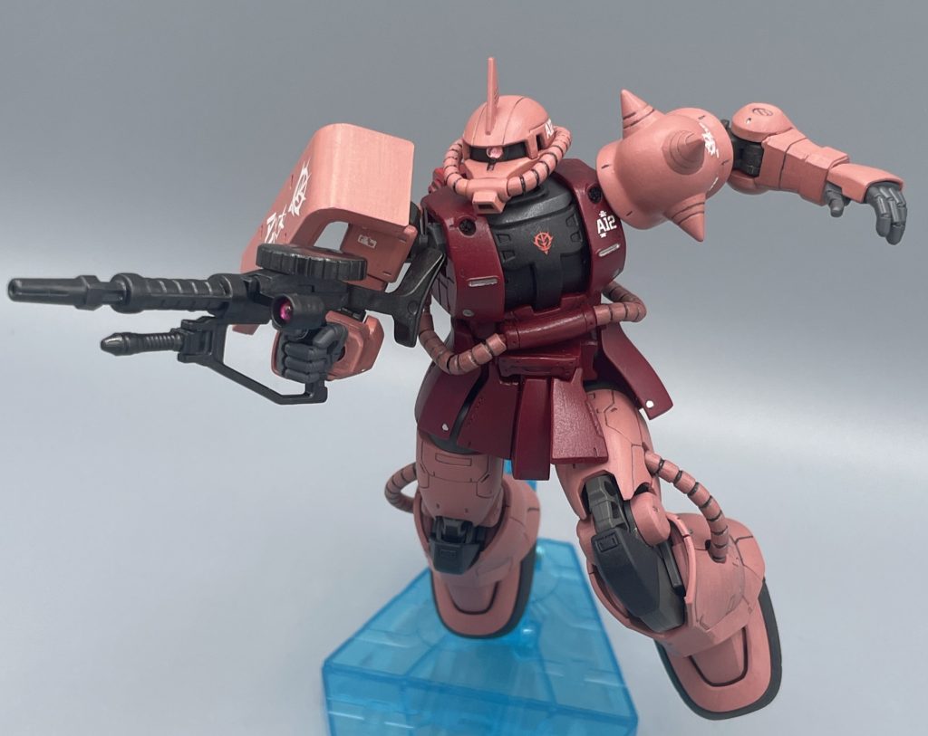 Red Comet Ver. ポージング　このシャアザクは初期版のキットですが、［赤い彗星ver.］のボックスアート、カッコ良過ぎますよね。あの箱絵を見るたびに（買おうかな。でも初版の持ってるしな…）と先延ばしにし続けて、とうとう買いそびれてしまいました。あの時、買っておくんだったな・・・