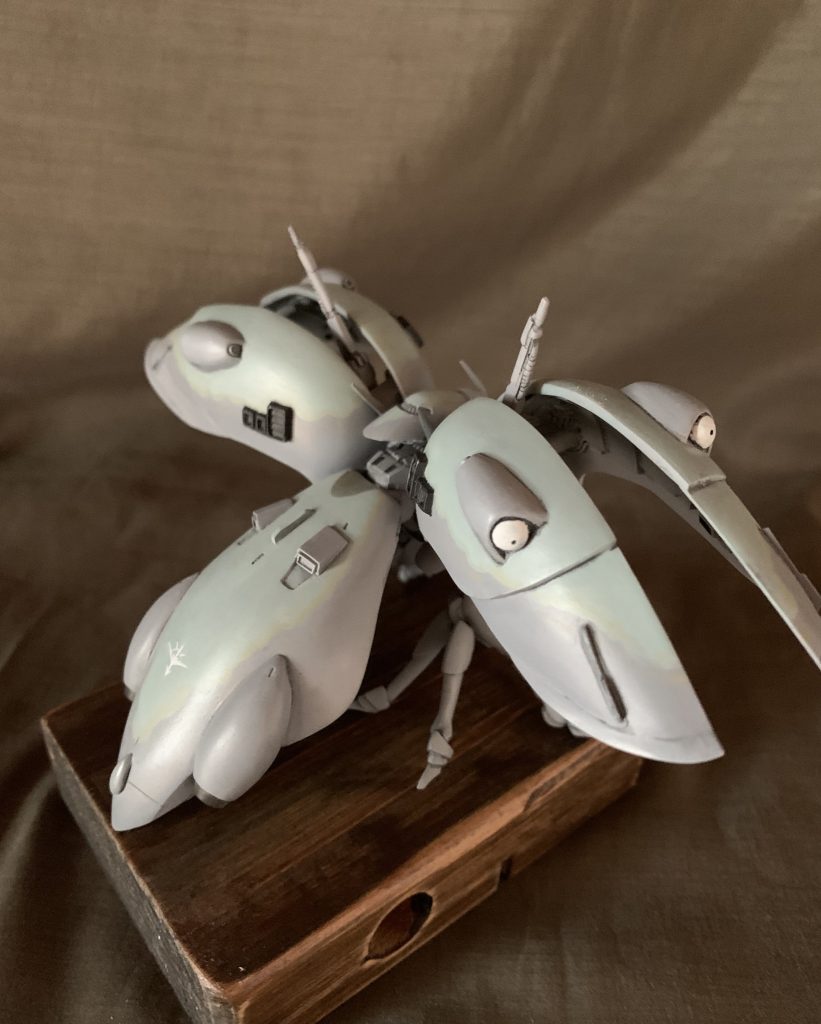 ファンネルコンテナはレジンブロックの削り出しです。複製作業を行う際、余ったレジンをタッパーなどに入れて硬め、それを切り出したり、貼り合わせるなどしてレジンブロックを作成しています。