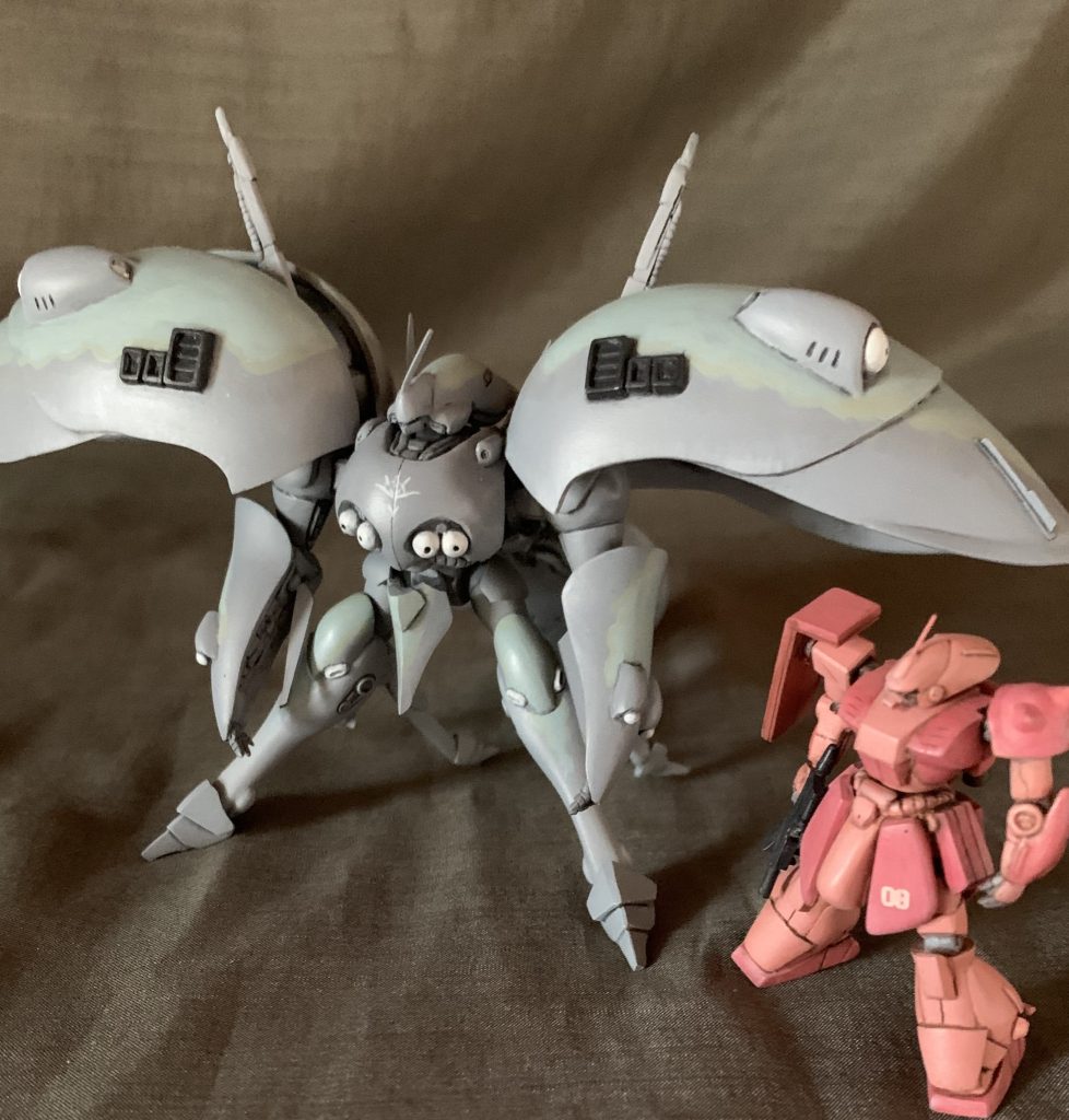 大きさ比較として近作のマラサイと。マラサイも1/400でして、全高が約4.5㎝となっています。