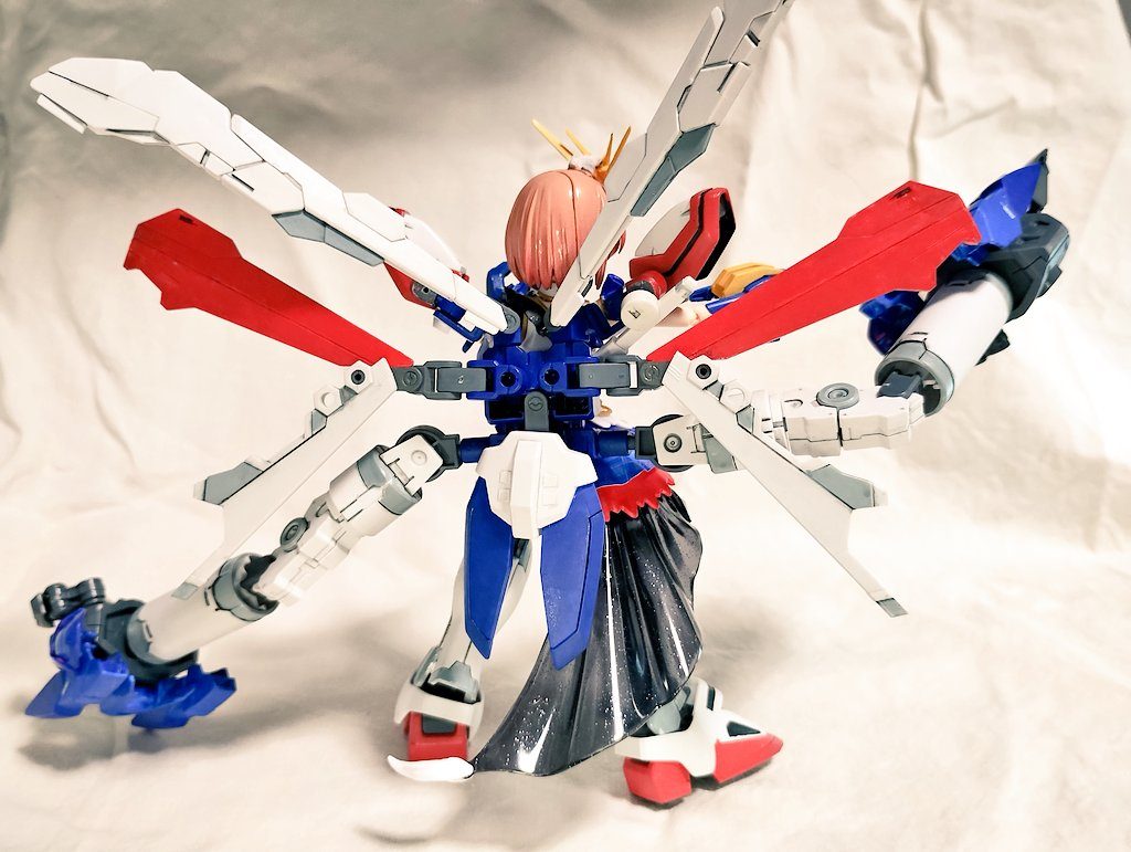 ハイパーモード状態の背面。ハネ6枚は、ルヴリスのエスカッシャン、ダブルエックスのリフレクタープレート、ガンプラバトルアームアームズのハネを切ったり塗ったり。クローアームは、30MMプロペラントタンクにその他諸々を接続。