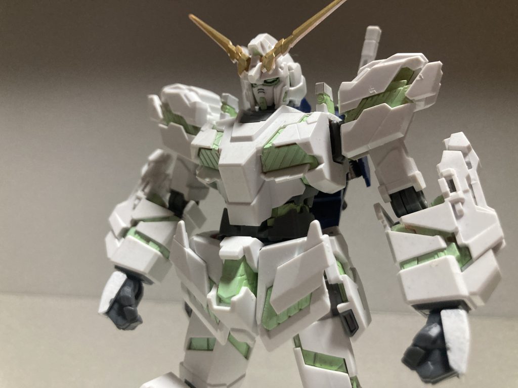 HGユニコーン　デストロイモードのサイコフレームを蛍光グリーンで塗装しました。ハンドパーツはオプションパーツ03のLサイズを塗装してます。